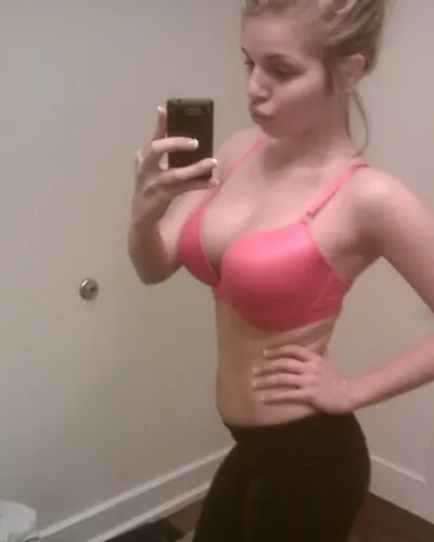 Lucia, 22 ans, rencontre au Genest-Saint-Isle